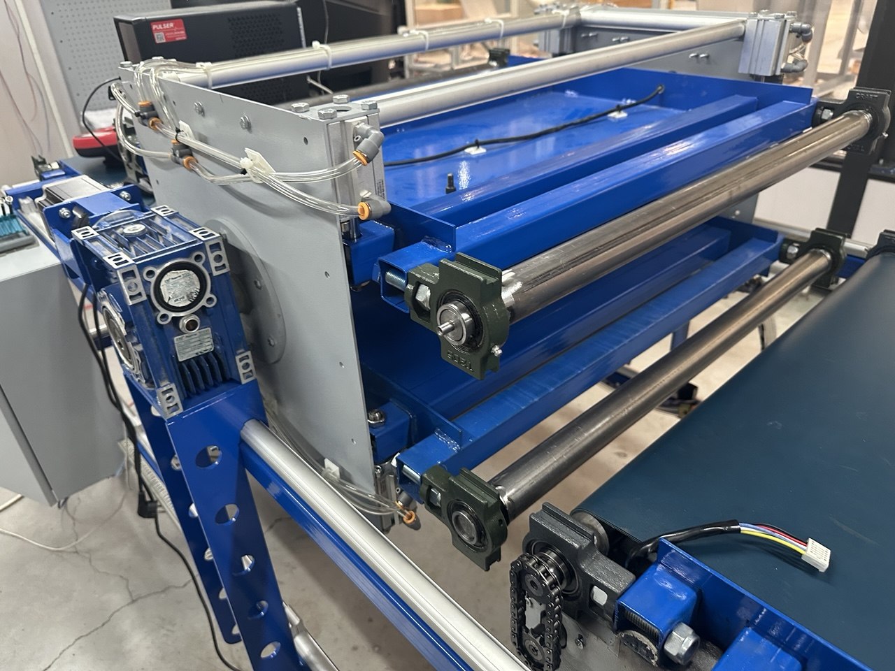 Automated valve assembly line: rotary table.